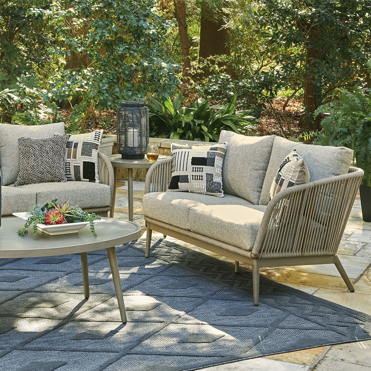 Picture of SWISS VALLEY LOVESEAT W/CUSHION
