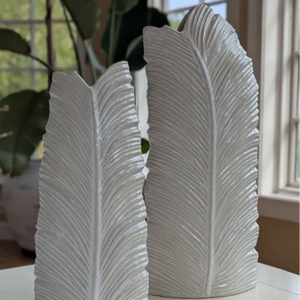 Picture of TROP WHT CER LEAF VASE LARGE